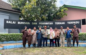 Tim Universitas Diponegoro Berfoto Bersama Kepala Dinas Peternakan dan Kesehatan Hewan Provinsi Jawa Tengah